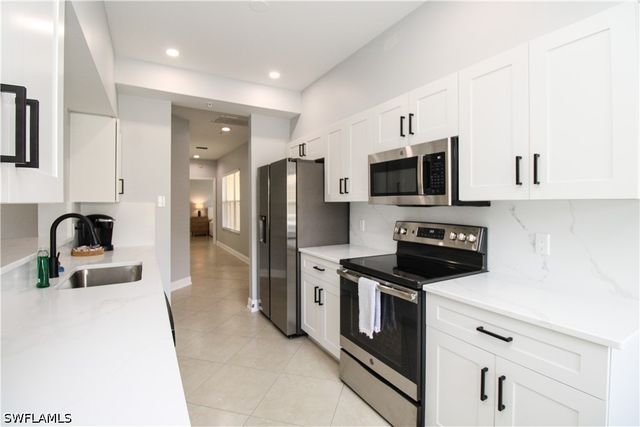635 Mardel CT 204, Naples, FL 34104
