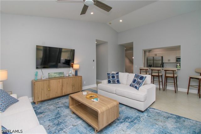635 Mardel CT 204, Naples, FL 34104