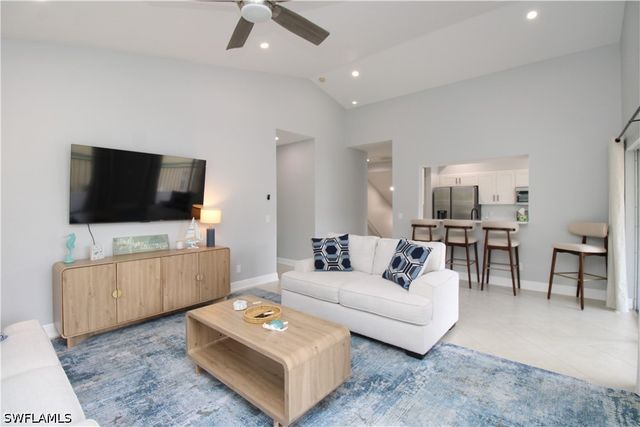 635 Mardel CT 204, Naples, FL 34104