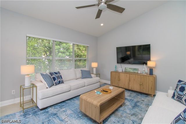 635 Mardel CT 204, Naples, FL 34104