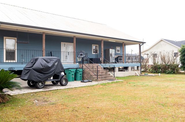 347 Le Village Dr, Larose, LA 70373