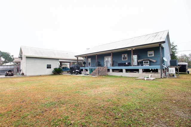347 Le Village Dr, Larose, LA 70373