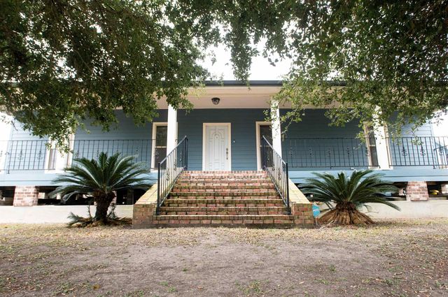 347 Le Village Dr, Larose, LA 70373