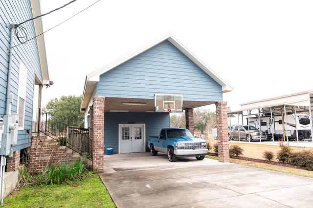 347 Le Village Dr, Larose, LA 70373