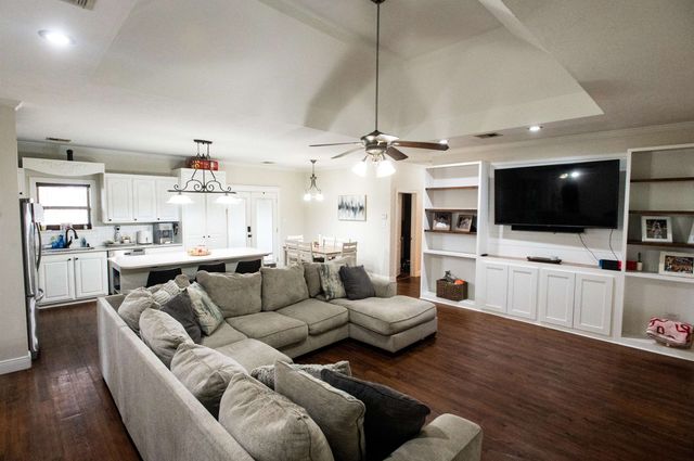 347 Le Village Dr, Larose, LA 70373