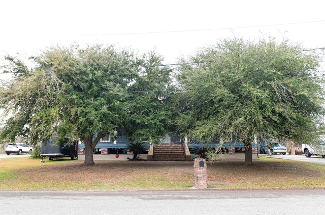 347 Le Village Dr, Larose, LA 70373