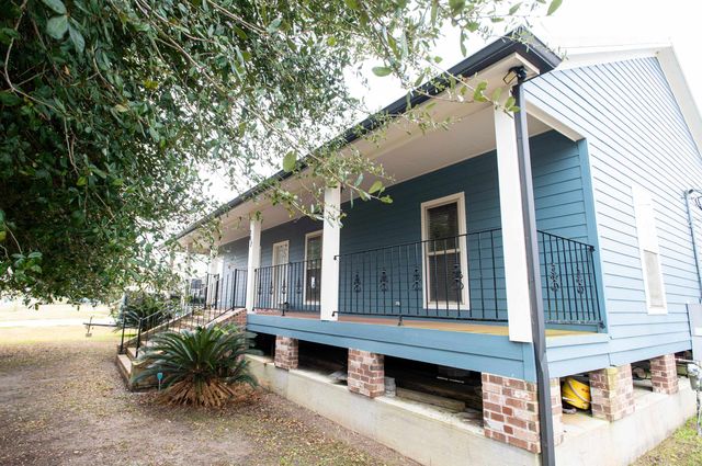 347 Le Village Dr, Larose, LA 70373