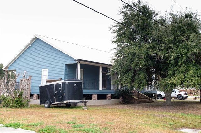 347 Le Village Dr, Larose, LA 70373