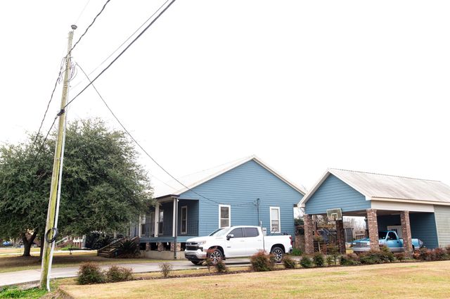 347 Le Village Dr, Larose, LA 70373