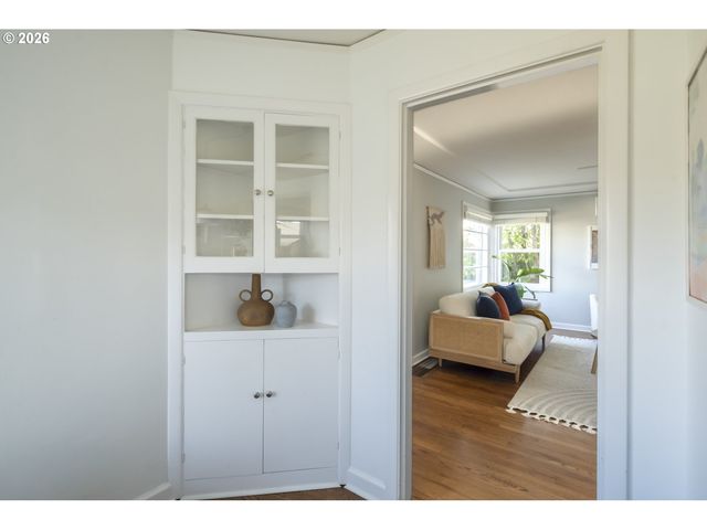 8038 Se SALMON St, Portland, OR 97215