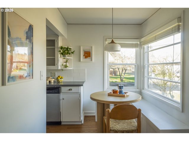 8038 Se SALMON St, Portland, OR 97215