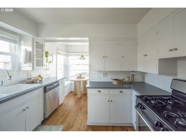 8038 Se SALMON St, Portland, OR 97215