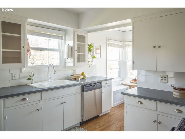 8038 Se SALMON St, Portland, OR 97215