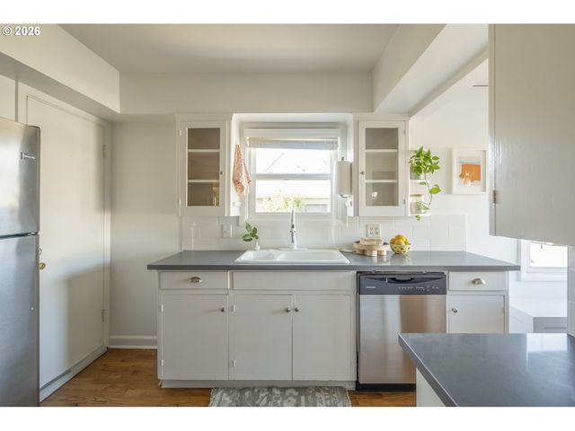 8038 Se SALMON St, Portland, OR 97215