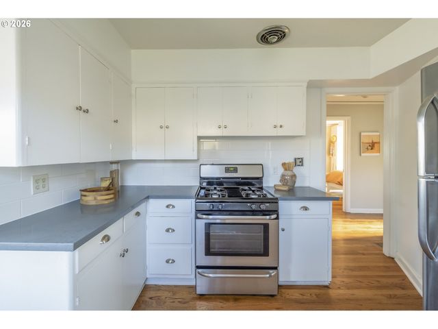 8038 Se SALMON St, Portland, OR 97215