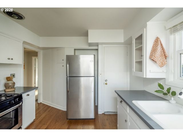 8038 Se SALMON St, Portland, OR 97215