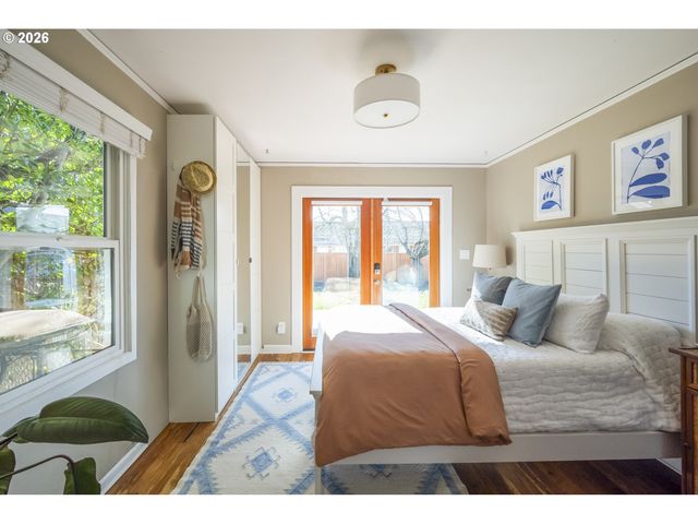 8038 Se SALMON St, Portland, OR 97215