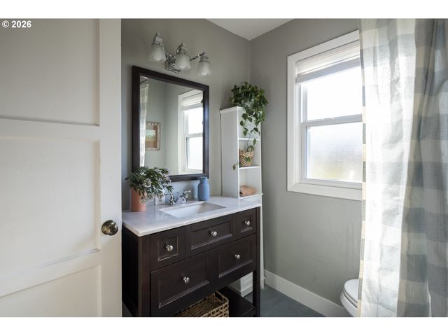 8038 Se SALMON St, Portland, OR 97215