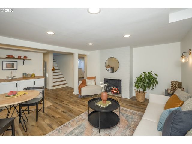 8038 Se SALMON St, Portland, OR 97215