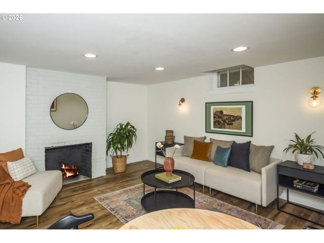 8038 Se SALMON St, Portland, OR 97215