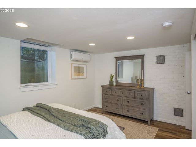 8038 Se SALMON St, Portland, OR 97215