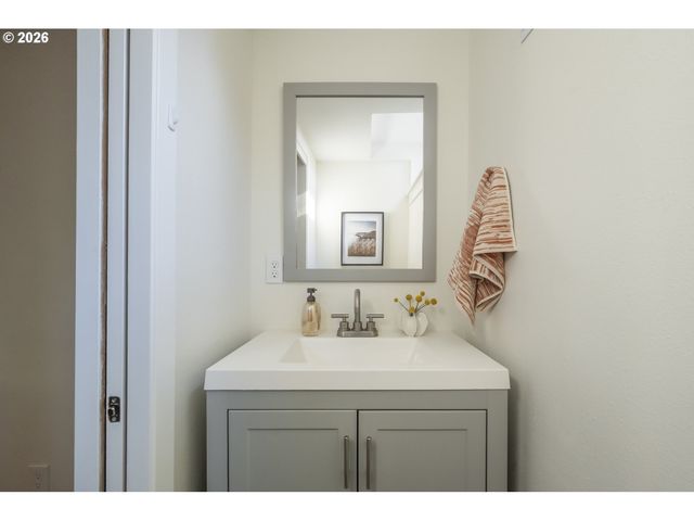 8038 Se SALMON St, Portland, OR 97215