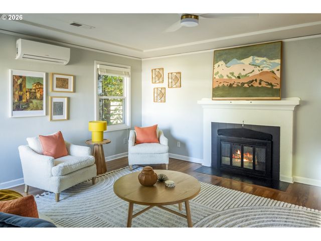 8038 Se SALMON St, Portland, OR 97215