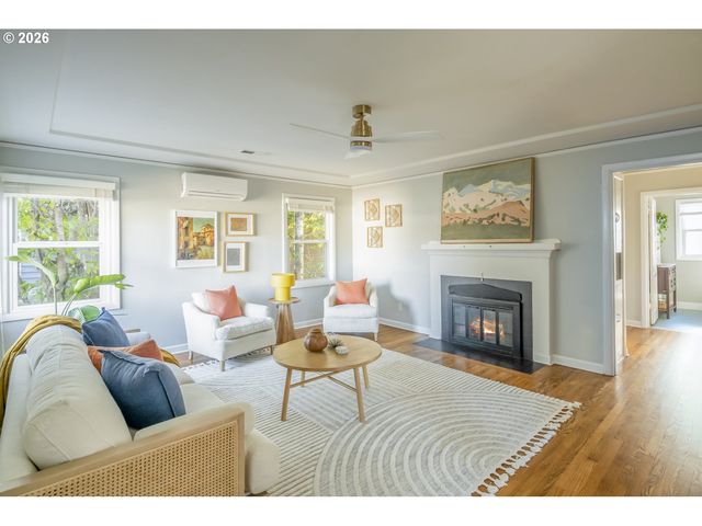 8038 Se SALMON St, Portland, OR 97215