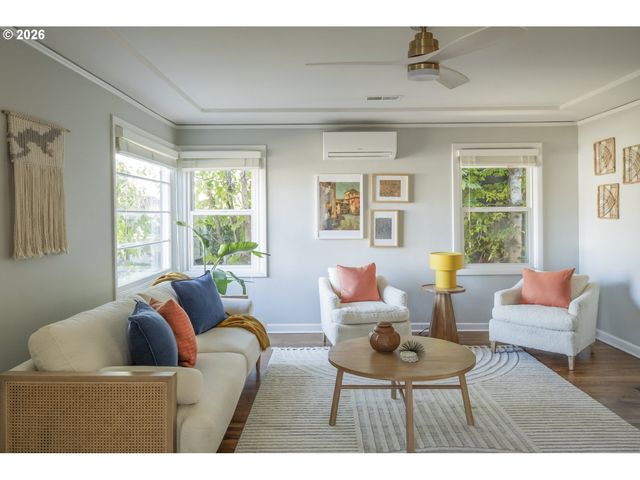 8038 Se SALMON St, Portland, OR 97215