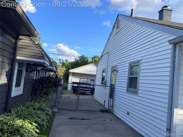 1412 E Goulson Avenue, Hazel Park, MI 48030