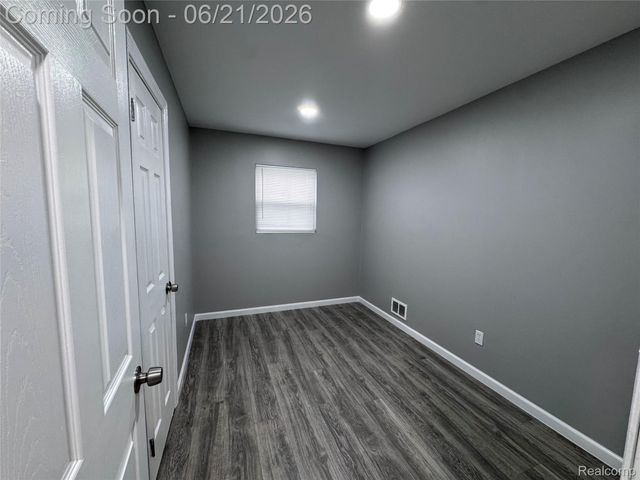 1412 E Goulson Avenue, Hazel Park, MI 48030