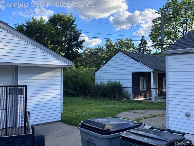1412 E Goulson Avenue, Hazel Park, MI 48030
