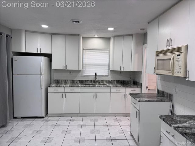 1412 E Goulson Avenue, Hazel Park, MI 48030