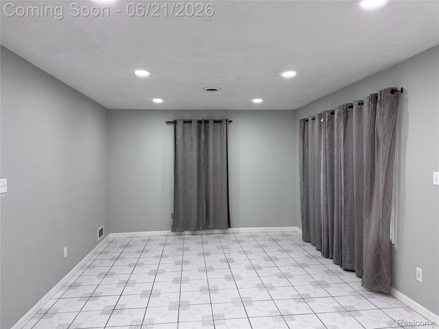 1412 E Goulson Avenue, Hazel Park, MI 48030