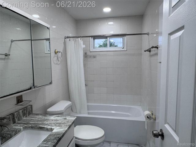 1412 E Goulson Avenue, Hazel Park, MI 48030