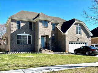 576 Hunts Pointe DR, Virginia Beach, VA 23464