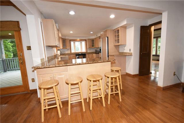 1733 Hathaway Ln, Upper St Clair, PA 15241