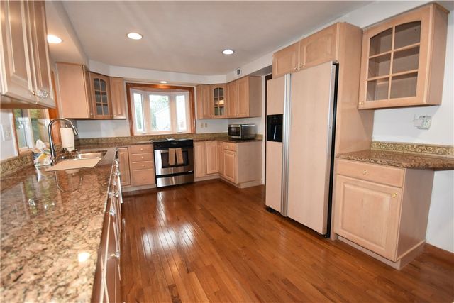 1733 Hathaway Ln, Upper St Clair, PA 15241