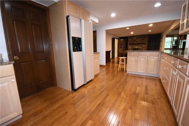 1733 Hathaway Ln, Upper St Clair, PA 15241