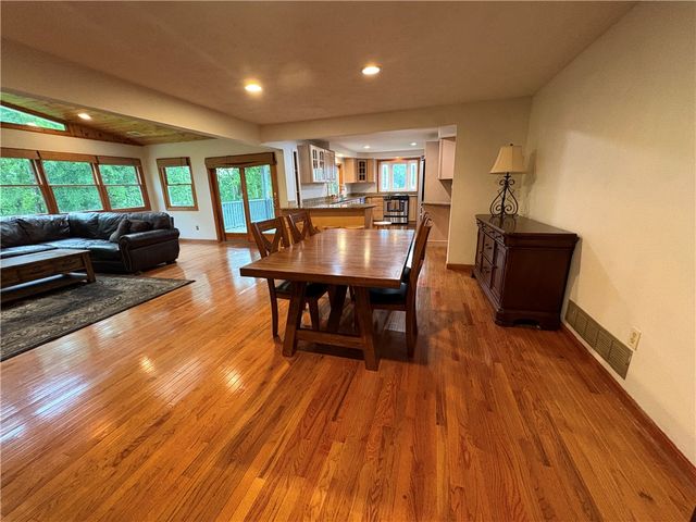 1733 Hathaway Ln, Upper St Clair, PA 15241