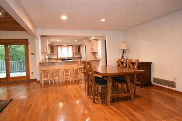 1733 Hathaway Ln, Upper St Clair, PA 15241