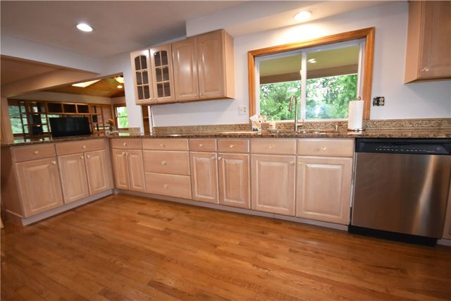 1733 Hathaway Ln, Upper St Clair, PA 15241