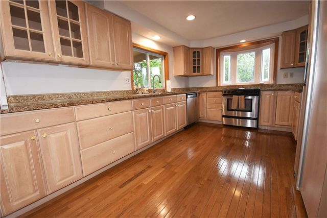 1733 Hathaway Ln, Upper St Clair, PA 15241