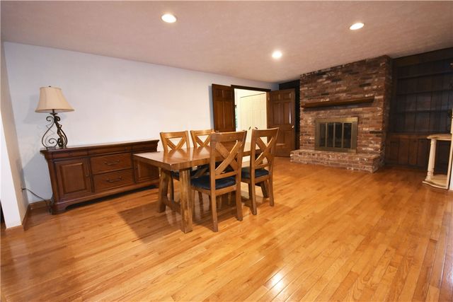 1733 Hathaway Ln, Upper St Clair, PA 15241