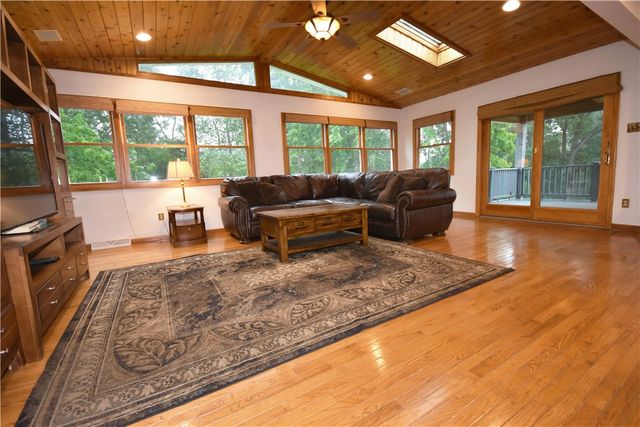 1733 Hathaway Ln, Upper St Clair, PA 15241