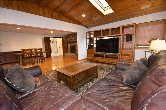 1733 Hathaway Ln, Upper St Clair, PA 15241