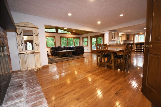 1733 Hathaway Ln, Upper St Clair, PA 15241