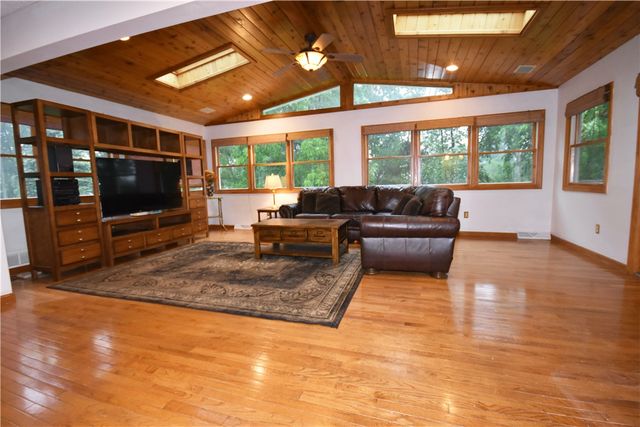 1733 Hathaway Ln, Upper St Clair, PA 15241