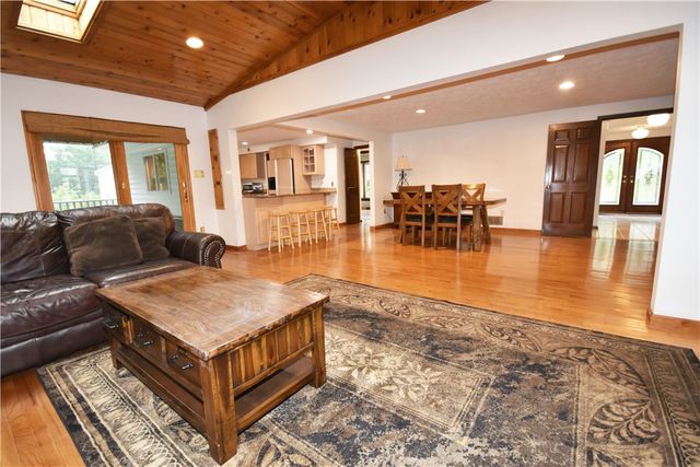 1733 Hathaway Ln, Upper St Clair, PA 15241