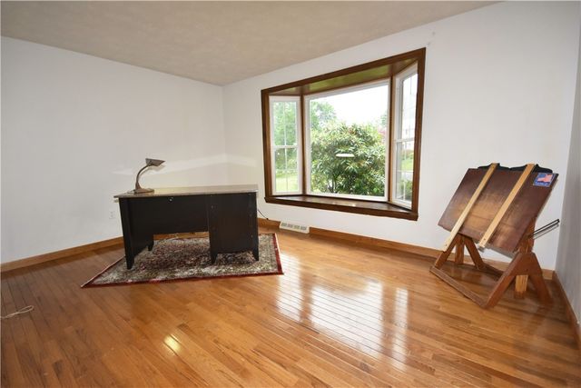 1733 Hathaway Ln, Upper St Clair, PA 15241
